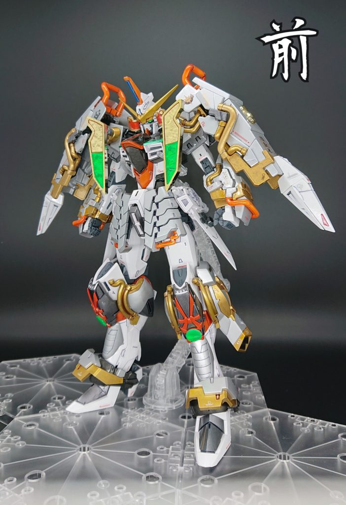 【本体(前)】
~開発ストーリー 勝手な妄想設定その1~
これはSEEDとSEED Destinyとの間の物語
 第二次ヤキン・ドゥーエ攻防戦後、オーブに亡命し、「アレックス・ディノ」と名乗り、オーブ代表首長となったカガリのボディーガードを務めていたアスラン・ザラ。
 ZGMF-X09Aジャスティスを失ったアスランは、カガリやオーブを守るため、カガリの護衛役キサカ1佐や、後にORB-01アカツキ(暁)の開発に携わったモルゲンレーテ社設計主任のエリカ・シモンズに新たな機体の開発を相談した。
 そこで、開発陣は、かつて「歌姫の騎士団」の一員として活動した際に入手したZGMF-X09Aジャスティスの設計データを基に「ジャスティスの再生」をコンセプトにして開発に着手。
 
 開発された機体は、見た目に加え、「ニュートロンジャマーキャンセラー」を搭載した核エンジンを動力とするなど、コンセプトである「ジャスティスの再生」が見事になされた機体となった。
加えて、防御力向上のために開発された追加装甲「モノノフ(武士)」を採用、また、胸部には後にアカツキ(暁)に採用される「ヤタノカガミ」が試験的に装備され、オリジナルのジャスティスより「カガリを護衛するための防御力の向上」が施されている。
 
 完成したこの機体は、ジャスティスのコピーとしての性能だけではなく、①新たな装備を追加されたこと、②PS装甲展開時に白銀に輝く色に変化すること、③後に開発されるアカツキ(暁は「夜明け」の意味)と対をなす機体であることから、夜になり月が昇る際に、その明るさで空が白くなることを意味する「ツキシロ(月白)」と名付けられた。
 白銀に輝く月は、オーブを守護し、ひいてはカガリを守護する「正義の力」となり戦場を駆け抜けるのであった。