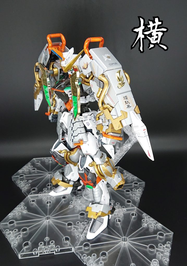 【本体(横)】
~作品の紹介(^-^)~
 MGジャスティスガンダムをベースに、MG真武者頑駄無の鎧兜を各部に移植しました。
ちなみに腕はフリーダム、ヤタノカガミ部分は豪華初代頑駄無大将軍のものを使用しています。
 カラーリングは、アカツキがゴールドだったので、対になるようホワイト・シルバーをメインに使用しました。 
 胸のグリーンのラインは、後のアスランの機体となる∞(インフィニティット)ジャスティスを意識しています。