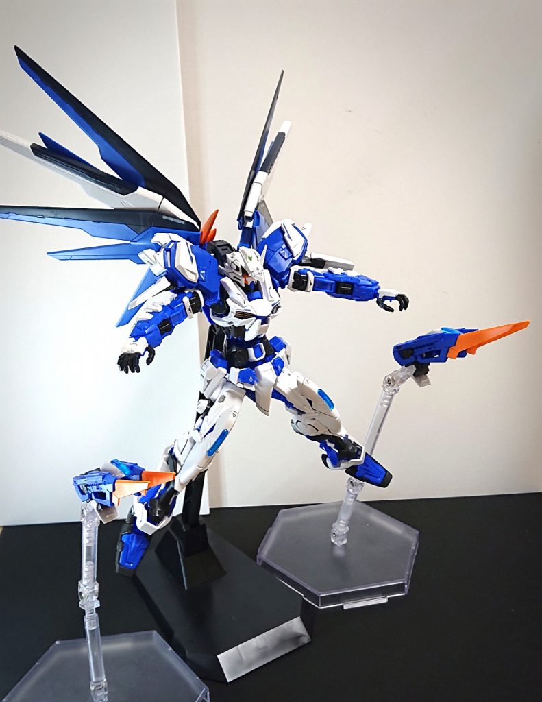 隼はドラグーンシステムのように単独攻撃も可能です内蔵されたブレイドガンにより中距離からもビーム攻撃する事ができ
またブレードでの直線的な攻撃も可能です