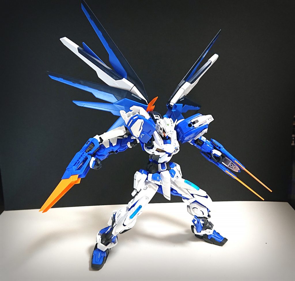 腕部装着状態には近接攻撃用のソード武器になります
後方に可動する事もできマニピュレーターで他の武器もマウントできます