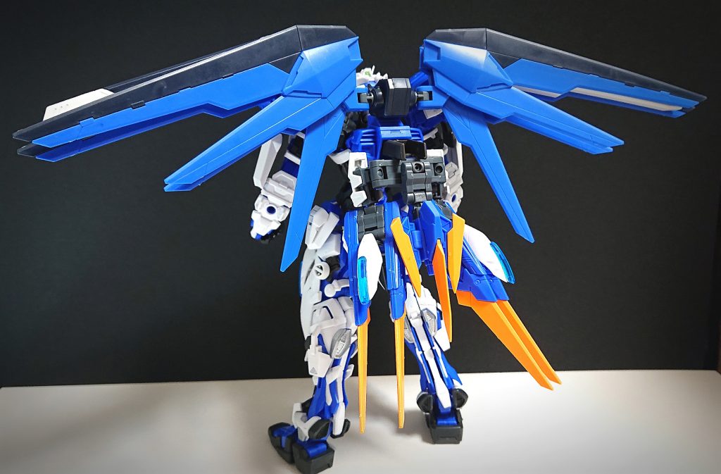 隼の特徴的な尾羽は武器でもあるタクティカルアームズ隼と名付けました
可動式で高機動時のスラスターの役目もはたします