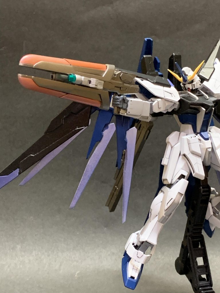 バスターライフル
スタービームライフルを軸に各種機能を追加。アブソーブシステムとの連動を撤廃した代わりに、ビーム放出後にエネルギーを圧縮、解放できるユニットを搭載。いわば簡易型プラフスキーパワーゲートを重心内で発生できる。本家ほどの威力はないが連射性に優れる。