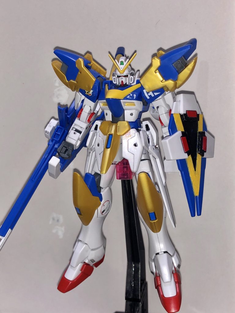 V2アサルトガンダム。
こちらはほとんど改修してません。フンドシの部分を上から被せる形にして、磁石で固定してます。フンドシの加工中に削りすぎてヒビが入ってます・・・。
また、メガビームライフルとメガビームシールドを設定通りにビームシールド発生器と繋がるようにしました。