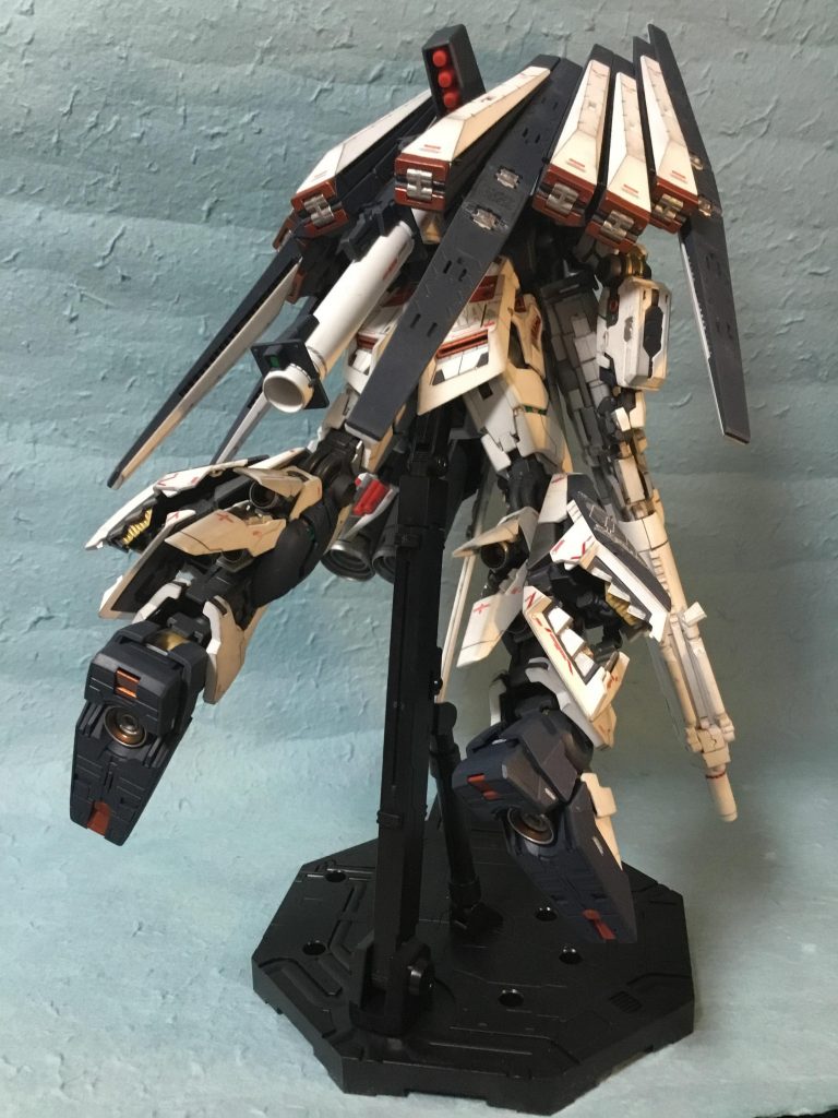 後ろ。脚のスラスターユニットは少しメタリックを入れています。