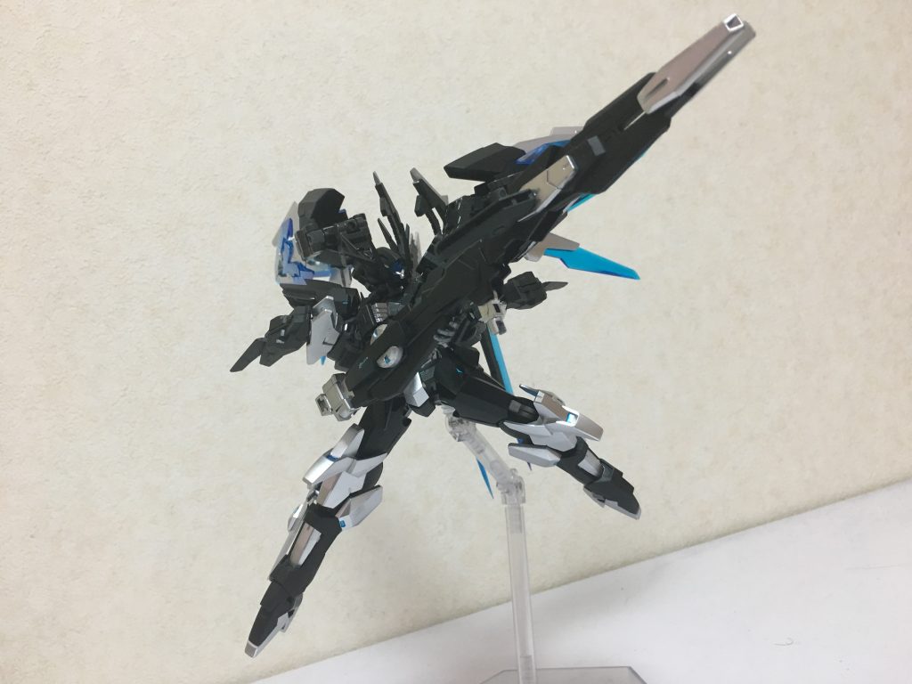 ･GN-Ωコンポジットライフル 

ガンダムネージュのメインウェポン。
通常射撃、連射、拡散の3パターンの攻撃ができるライフルモードと、ビームを曲げたり拡散したりなどが可能な砲撃とトランザムライザー、ダブルオークアンタのライザーソードのような巨大なビームサーベルによる多数の敵を殲滅する事を目的としたバスターモードの2パターンの形態になれる複合兵装。
オプションとして、斬る、突き刺すことを目的としたGN-Ωソードランスと様々な種類のミサイルを搭載したGN-Ωミサイルランチャーなどを装備することができる。