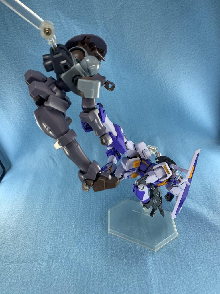 可動範囲が広いので複雑なポーズも取らせることができて楽しいですね。