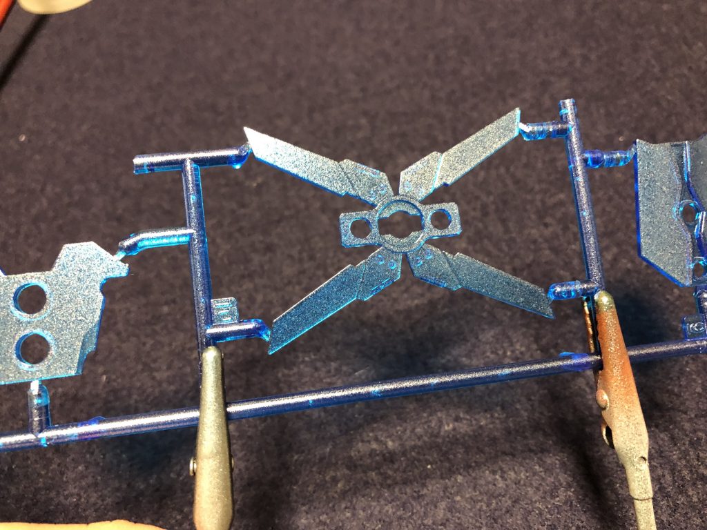 サイコフレームは缶スプレーでクリアブルーを吹いた上に、パールを吹き付けています。