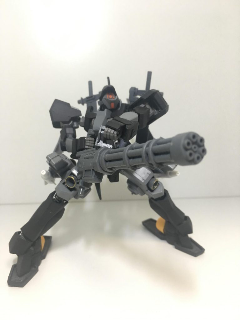 ブンドドその1。メインウェポンのガトリング、太腿のミサイルは切り札的なサブウェポンです。