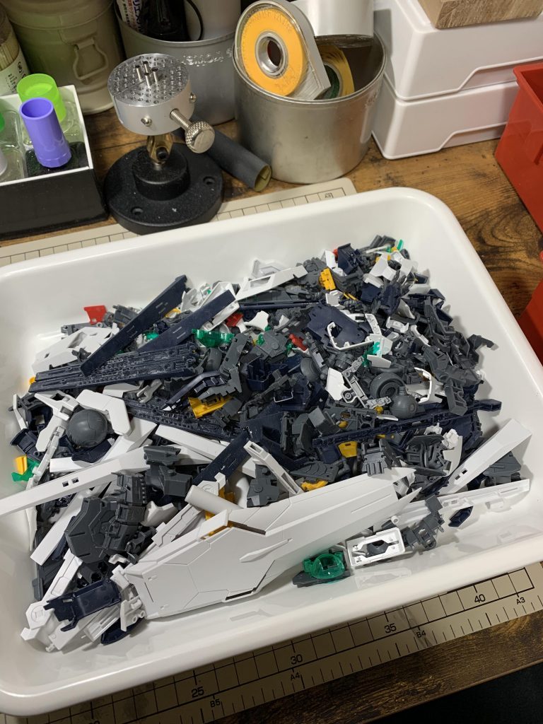 パーツがめちゃ多かったです!!
制作中の画像がこれぐらいしかありませんでした。もっと写真撮ればよかったです(；_；)