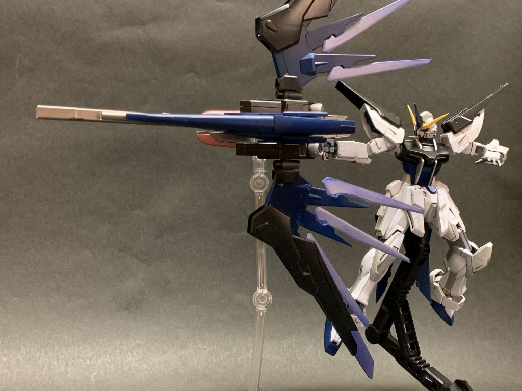 アローモード
バスターライフルにストライカーパックをドッキングさせ、高威力、高射程のビームを放つ。
数10km先の標的も射抜く必殺技「スクリームアロー」を使用可能。