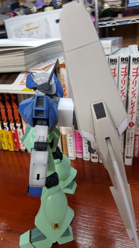 こういう感じにプラ板でバックパックっぽい物を作って…