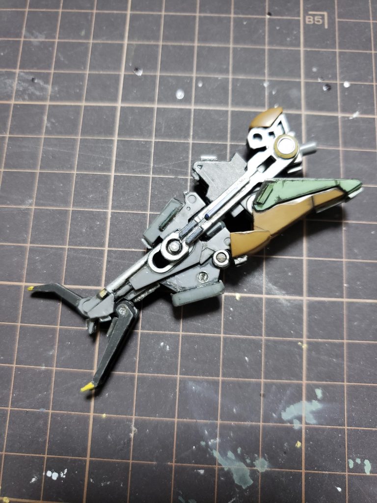 基本的に変形は考慮していないのですが、この脚部クローの展開はカッコイイので残しました。
変形に影響しないよう考慮するのに苦労しました。