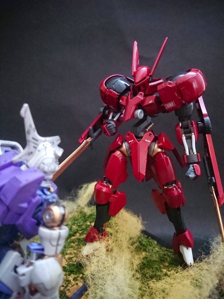 反対にグリムゲルデは劇中でもほぼノーダメージという感じだったので、フレームだけ艶消し、装甲部はシャアレッド+クリアレッドとミッドナイトブルーで光沢仕上げにしました。