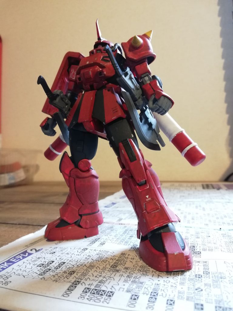 プロポーションは弄ってません。かっこいいキットでした。頭部の飾りだけは削り落として、そこに高機動型ゲルググの角を付けています。
しかし、赤って難しいですね。胸パーツは黒のパターンでも良かったかなぁ。。