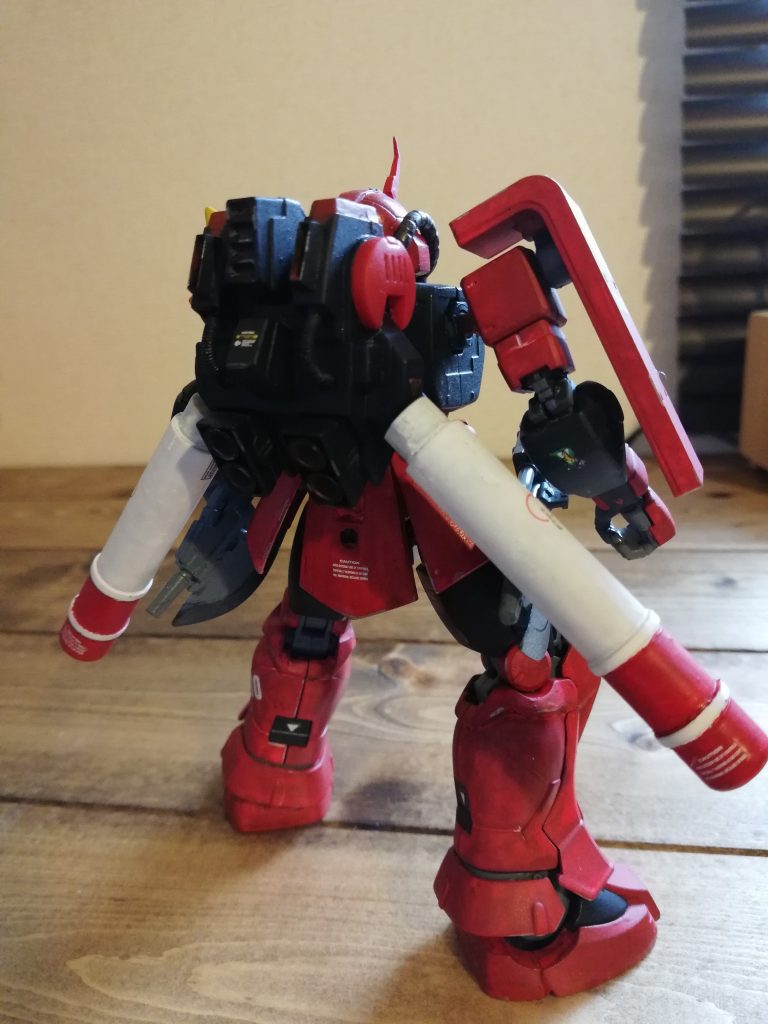 バックパックは高機動型ゲルググのもの。接続基部はアクト・ザクのものを利用してます。タンクは市販パーツです。