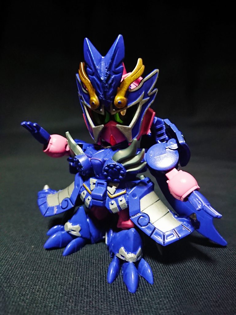 カラーリングはシンプルながらも、パーツ選定は非常に悩みました。
悩んだおかげか、足の三爪や背部の燕尾ロングマントの恩恵で支えが大きくなり、角度によっては前傾姿勢もとれるようになりました。