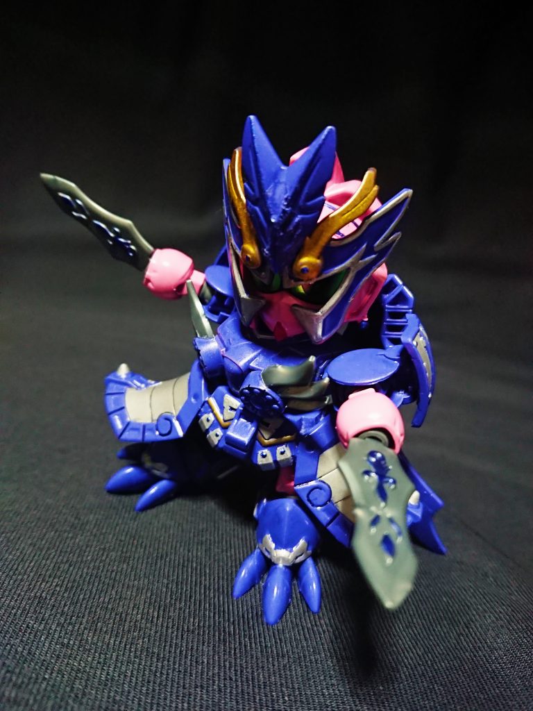 戦場で出会った馬超を付け狙う。
それは復讐のため、というよりも恋に近い感覚で追いかけ回すヤンデレ女武将。
武器の峨嵋刺 羽々斬は、普段はサイドスカートの中に隠れた暗器となっている。