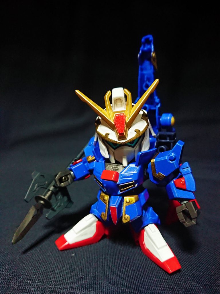 武器は軽装時では小刀1本ですが、武装時は換装パワーアップさせていくタイプとなります。
槍をトンファー状にした武器、滅牙槍はメガビームライフルから。
槍の先に翼を付けた紅麗槍はクレイバズーカから。