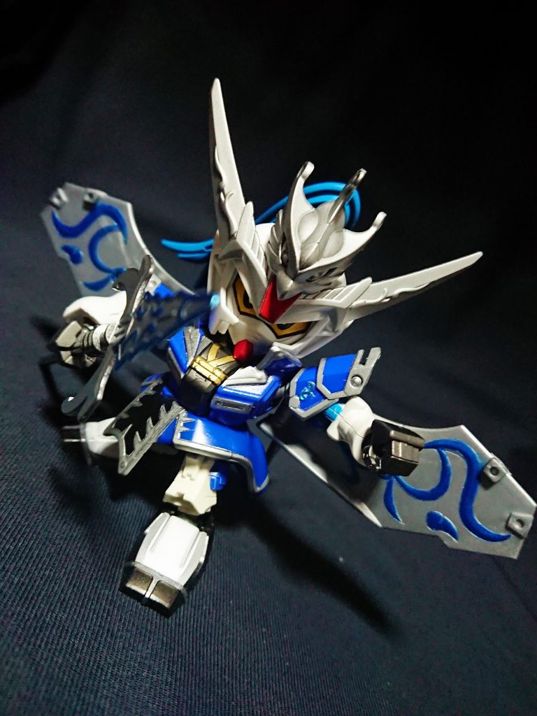 文鴦の名につく鴦も兜飾りに取り入れてみました。(パーツとしては凰になりますが)
グリープ自体もSDで再現している例があまりに少ないためイメージしづらいかったですが、組んでいるうちに青銀の鎧の文鴦が似合うと思い設定してみました。