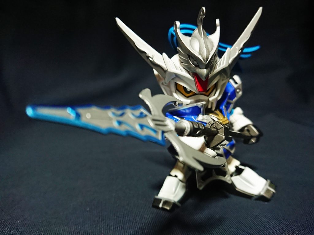 銀の鎧を纏う長身の武将。
趙雲の再来と言われるほどの猛勇。
流星槍の他に大振りの大断刀を持ち、さらには背負うことで背部を守る楯となる。
攻守ともに隙の無い戦いをする。