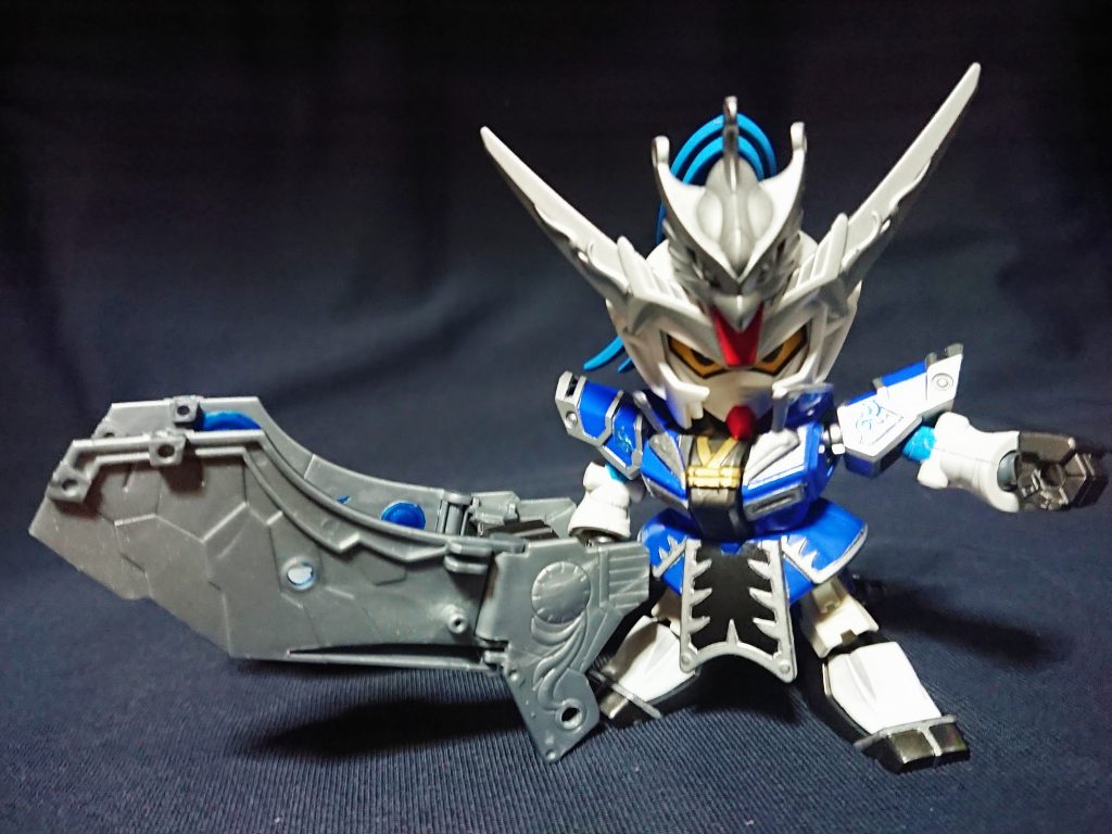 ただのシールドとして利用しては世界観に馴染まなかったので、通常時は武器として使用します。
こちらも三國無双から、8の文鴦の武器の大サツ刀をイメージしています。