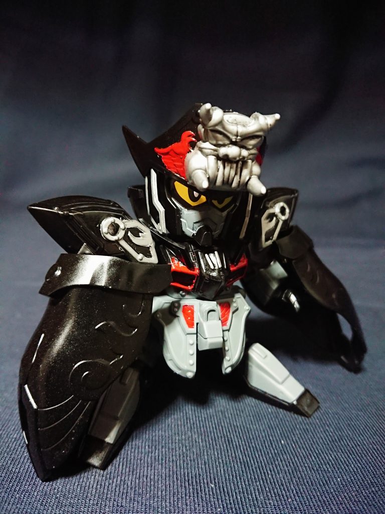 他人に媚びず自信の義を貫く元義賊。
呂布と同盟を結んでいたが、呂布が倒れた後は戦友の張遼と共に機駕に身を寄せた。
両肩のマントを楯のように扱い、大槍 獣猟槍を振るう。