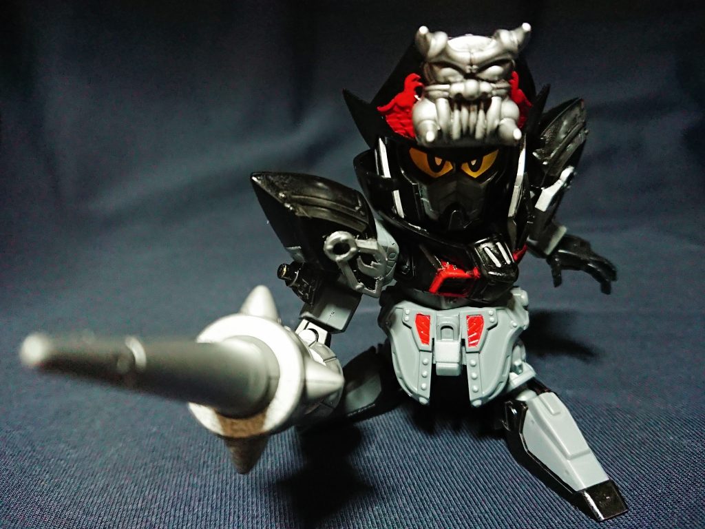 張遼の兜を眺めて思い付いた演者です。
高順と陳宮のコンビように、同じ兜つながりで張遼とコンビを組んで戦います。
本来ある眼帯カメラアイは、写真にはありませんが片眼鏡で再現しています。