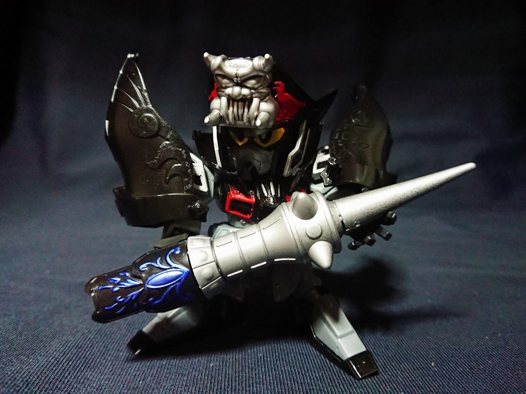 肩のシールドマントを上に上げた防陣。
槍についた楯と共に、攻撃を防ぐ陣形指揮をとる形態。
マントを各部に付け替え戦闘スタイルを変えるタイプ、という設定を入れてみました。