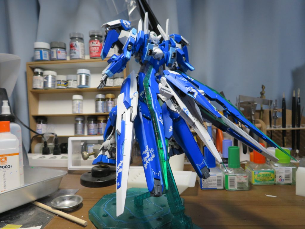 クアンタのシールドはそのままだと広がりに欠けるのでスペーサーをかませてシルエットが変わる
程度まで広げました。かなり昔に組んだキットのため破損が多くソードビットはやむなく接着。
GNアームズは機首とGNソードを流用しましたがそのままだと厚みがありすぎて違和感があるので
切り詰めて薄くしました。