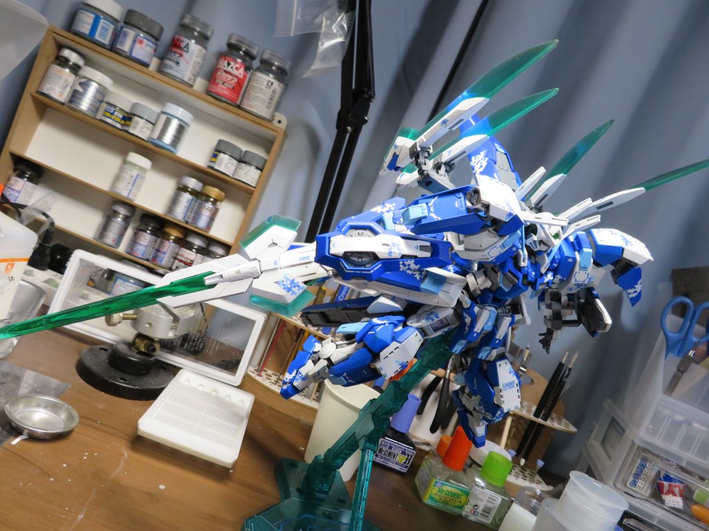 GNソードは折りたたみ機能をそのままにクアンタのソードを移植、連結部は生きているので
構造上はバスターソード/ライフルにもなりますがビットが接着されている都合上できません。