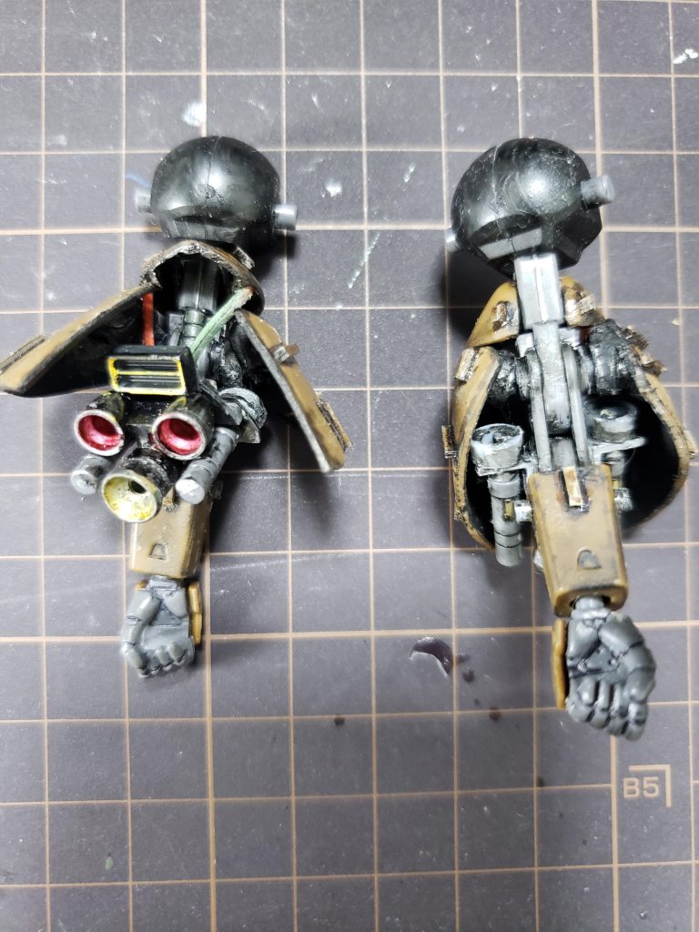 狭いスペースにフレーム、バーニア、サーベルホルダーが1ユニットとして組み込まれている特徴的な上腕部。
位置を調整して更に密度を高めました。
また、扇状の腕部カバーを分割し、メンテナンス用オープン状態にしています。