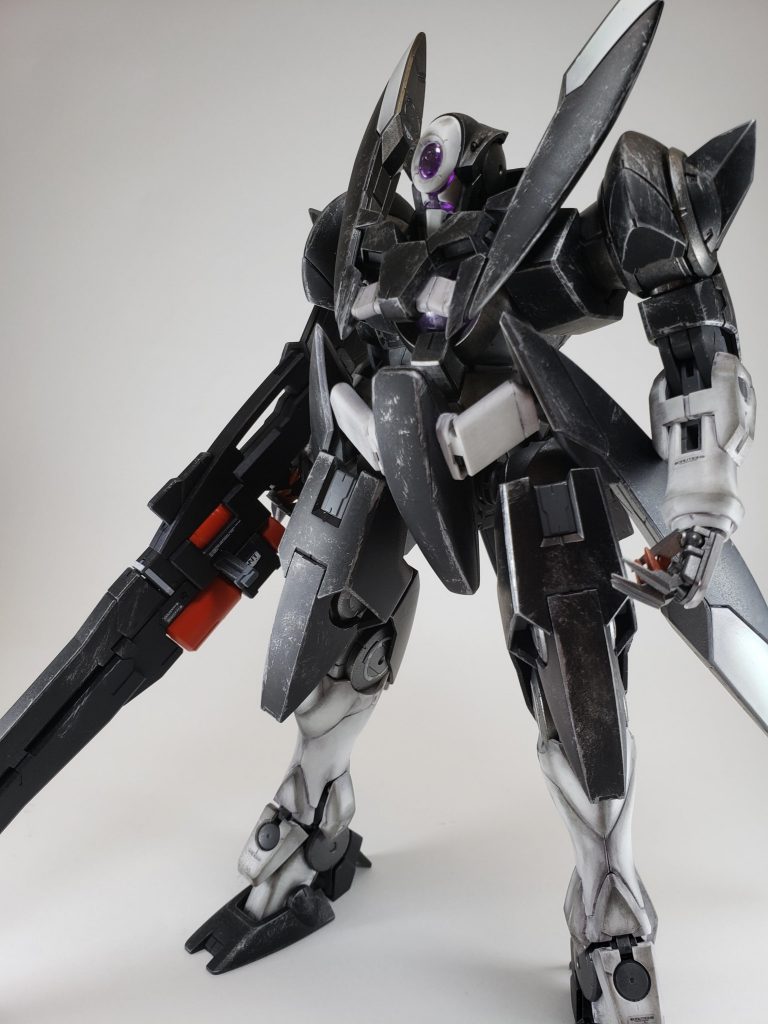 塗装はガンダムマーカーエアブラシシステムで行いました。
エアー缶の温度やマーカーの位置が悪くて失敗している箇所がいくつか…