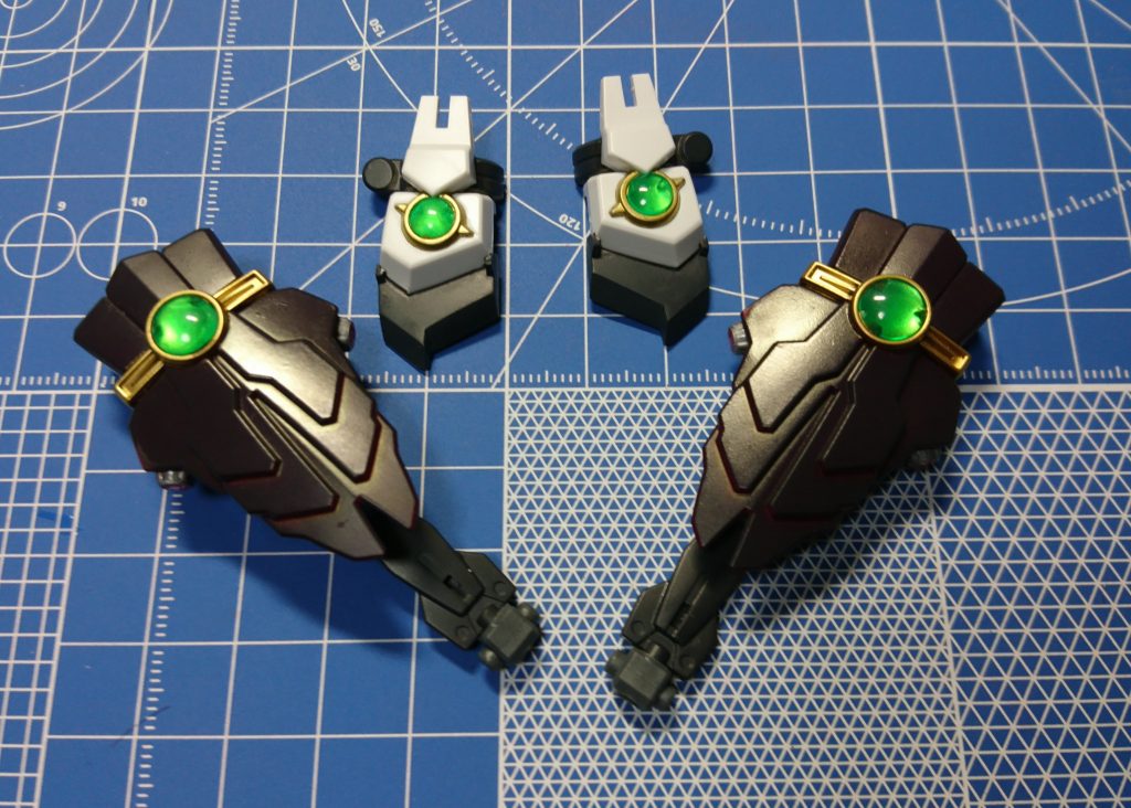 [肩アーマー部]
装甲部はファントムグレーとゴールドで塗り分けました。
サブアームはレッド→ファントムグレーとエアブラシ重ね塗り。暗めの紫になりました。