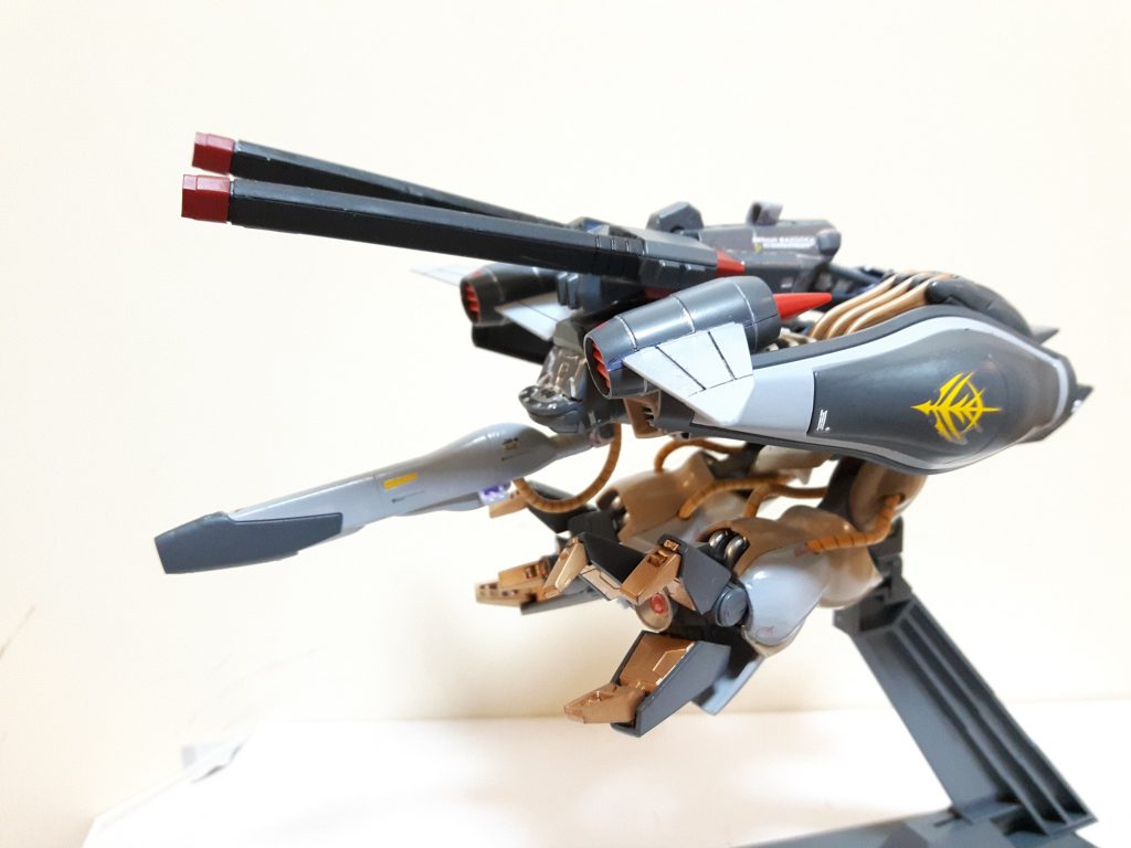 モビルアーマーに変形です。変形機構は元のガザcと一緒です。