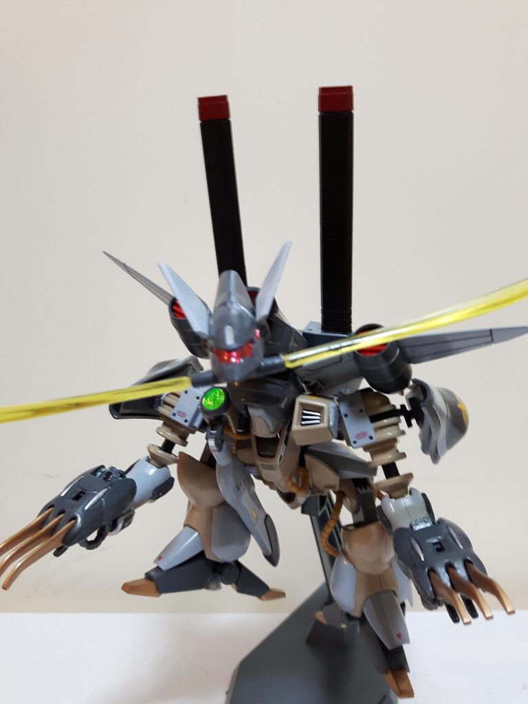 人形時のバックパックを回転させ、首を引き出し、腕を伸ばしてクローを展開させて完成です。