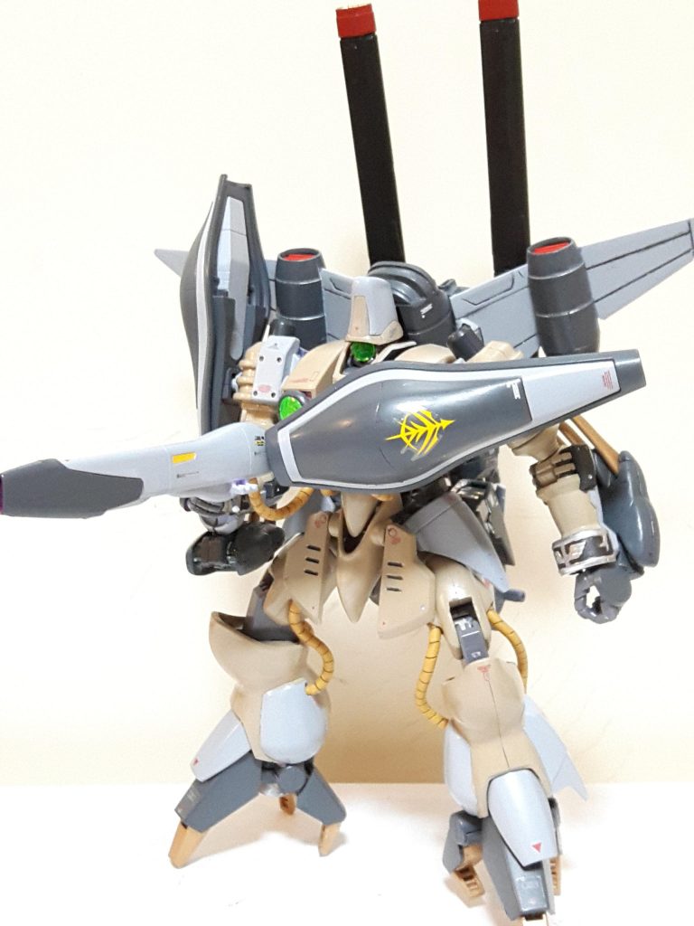 左のシールドはの角度を変えて射撃モードに。武装は胸のビーム砲と背中のビームキャノン。接近戦時に腕のクローも展開する事が出来ます。