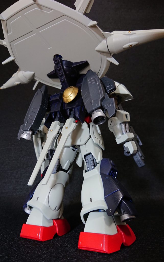 公式カスタマイズパーツのブースターで機動性を確保。
脚のスラスターにも1個ずつバーニアを追加。