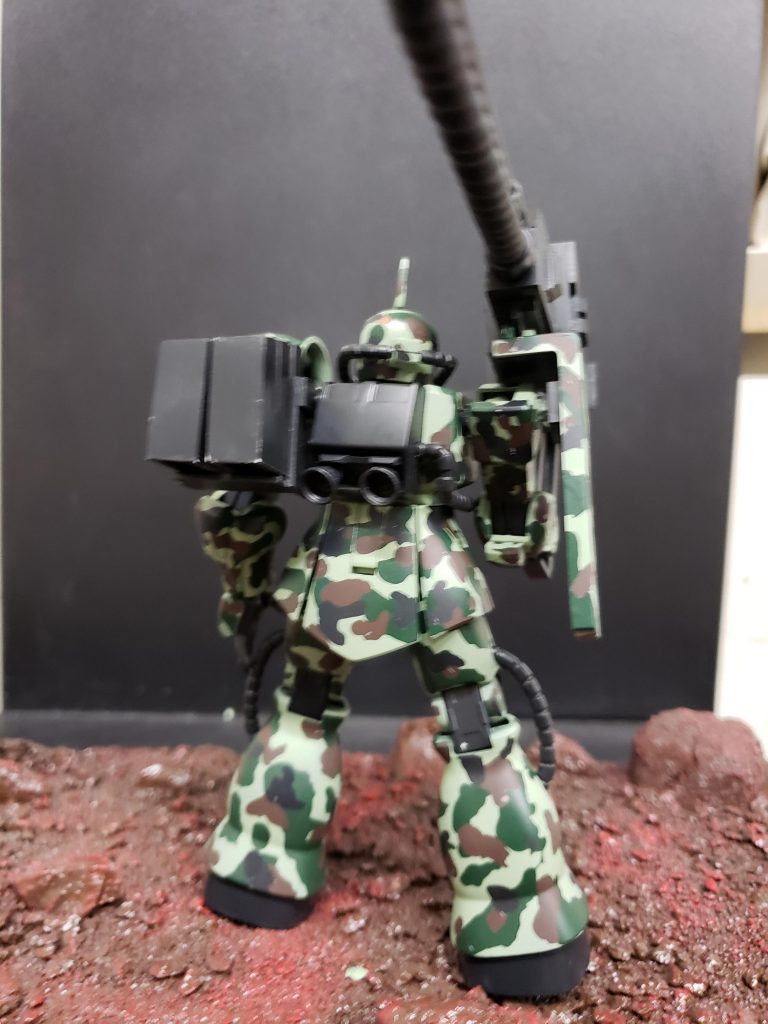 初期HGザクⅡのさみしいバックパックもいじれば普通に見える。