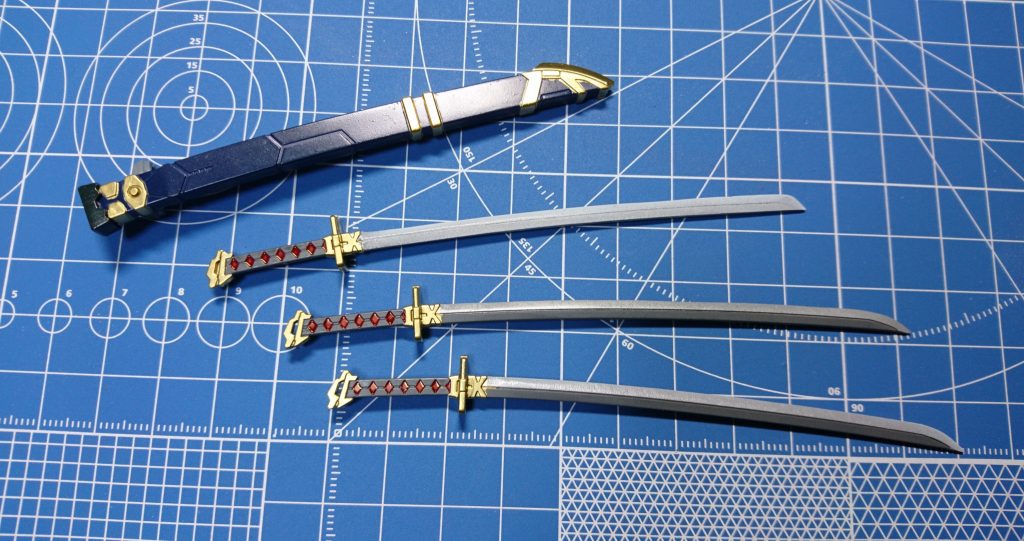 [武器]
付属のサムライソードの刀身はグレーとシルバーで塗り分け。菊一文字の刀身はシルバーのみです。どちらも刃部分に薄くホワイトを吹き色の若干の変化を付けました。
柄はグレー、レッド、ゴールドで塗り分け。
鞘はティターンズブルーとゴールドです。