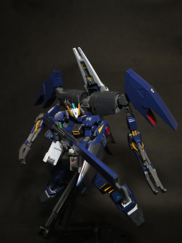 頭部の高性能光学センサー・ユニットや,長距離射撃用バレルと出力増幅器を加えたビーム。ライフルを活用することで,戦場のあらゆる情報を捉え,正確な遠距離狙撃を出来る.