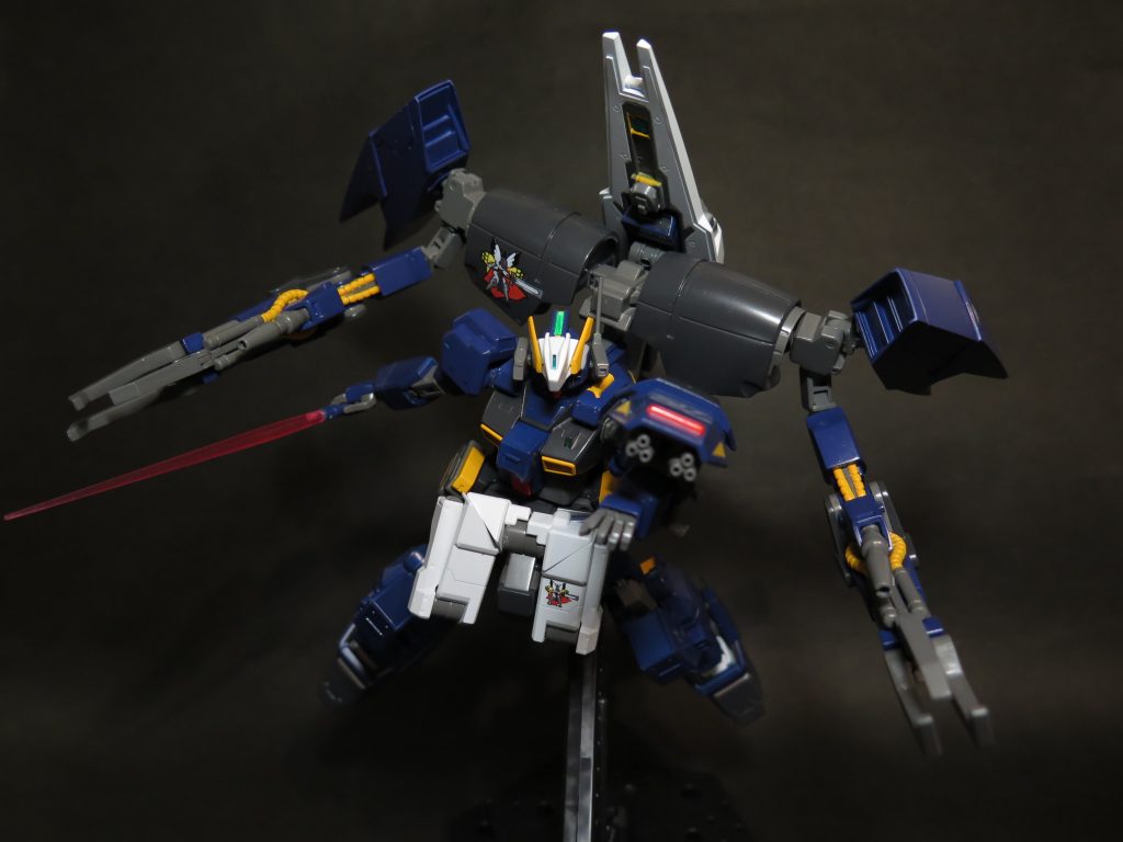 マガジンの代わりに,シールドは90mmガトリングを装備した.またはリバース。イカロス。ユニットに備えた追加武装であるメガ粒子砲とクロー・アーム,及びロング・ブレード・ライフルに装着したヒートブレードを使って,中距離戦と格闘戦に対応することも出来る.