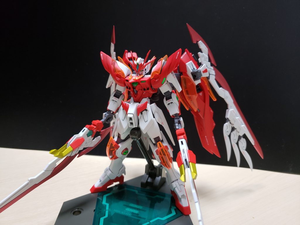 フェザーブレイド二刀流モード
持ち手部分に鳥風の爪パーツを追加しています。
シールドもそうですが、スパロボ好きならなんのパーツかわかるかな？(笑)