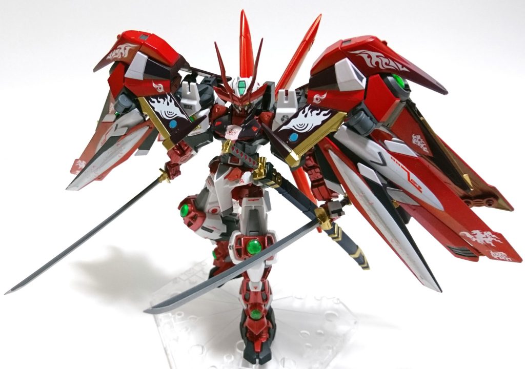 【ポーズ③:一点立ち】
肩口の炎デカールで睨みをきかすようなテイストに。