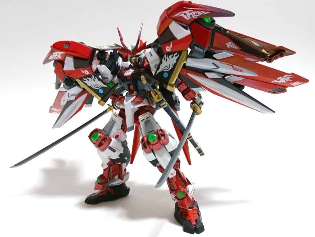 【ポーズ①:スパロボ風】
下アングルから撮影したところ、どことなくスーパーロボット感がでました。