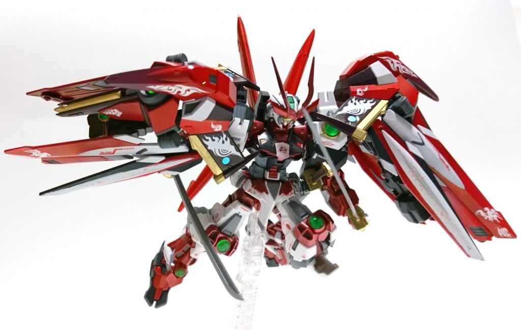 【ポーズ②:斬りかかり】
ノーネイムライフルは肩にマウントしてあるので、可動域が少し狭いです。