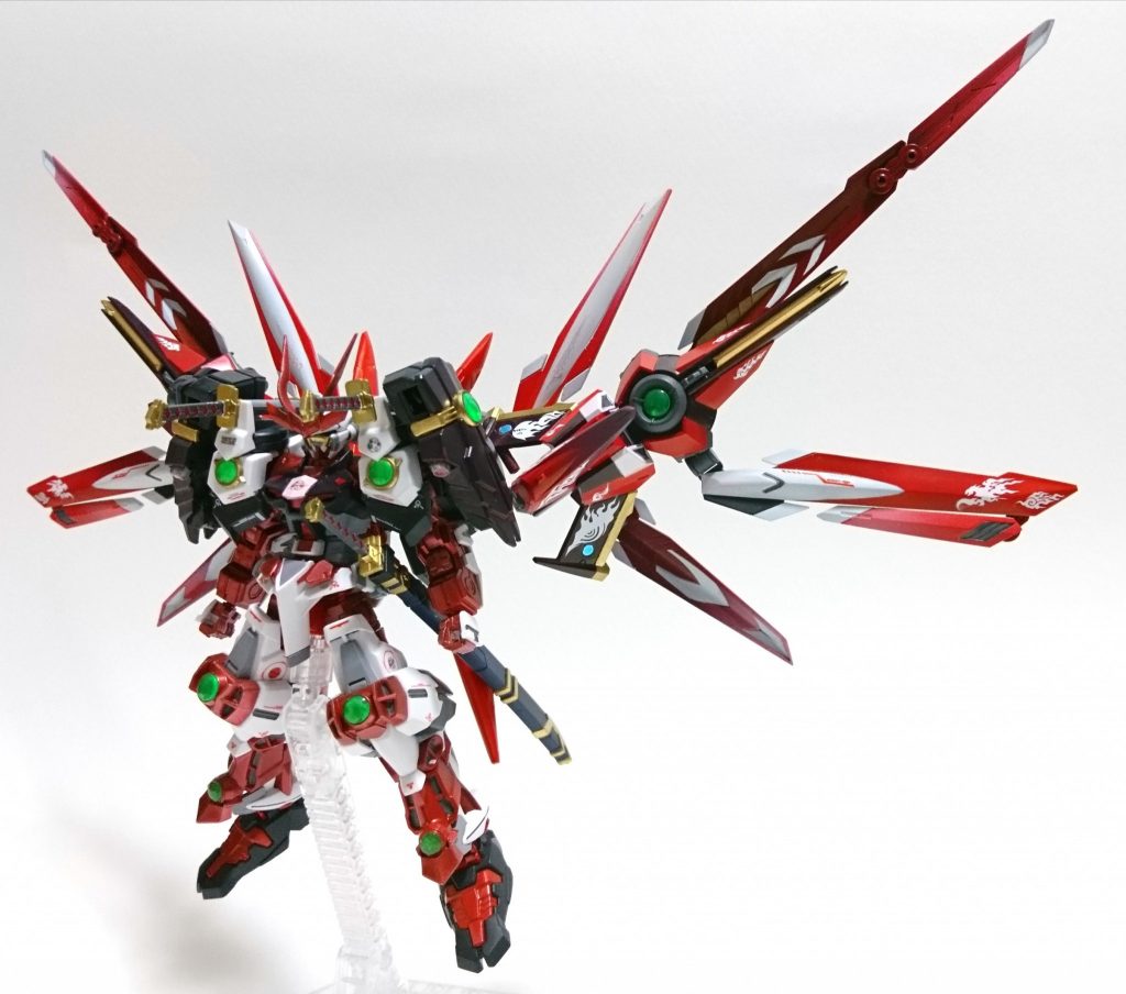 【mode:朱雀】
フライトユニットとノーネイムライフルをドッキング。ドラグーンパーツを交互に裏返して位置調整し、翼のようなフォルムにしました。