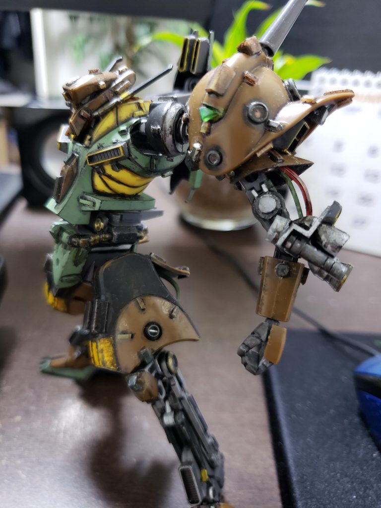 ムーバブルフレームであっても、その他の設備はフレーム外部に設置されるため、電力等のケーブルをその周辺に這わせるしかないのは仕方がない、という表現です。
他の部分にも反映させています。
ちなみにケーブルは1mmプラ棒を加工したものです。