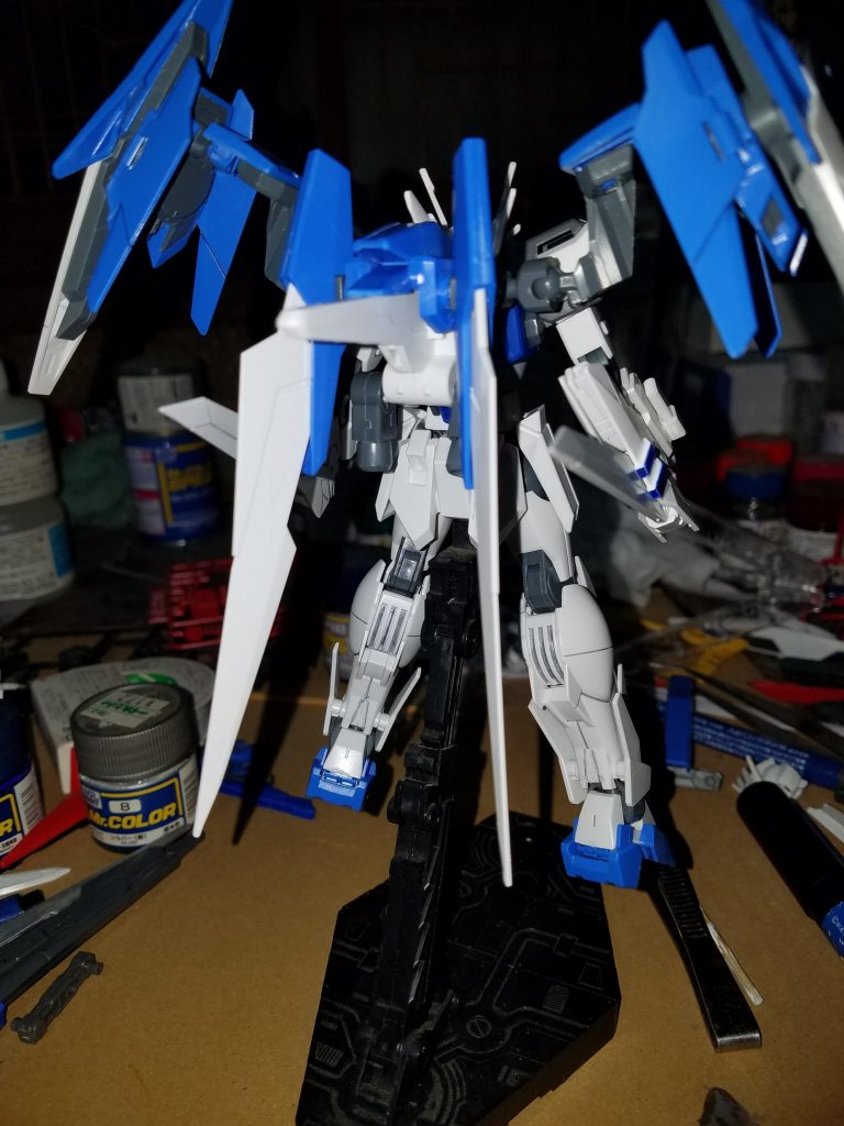 スタビライザーを外して二枚のウイングユニットを取り付けた事により高機動時の細かい姿勢制御が可能に