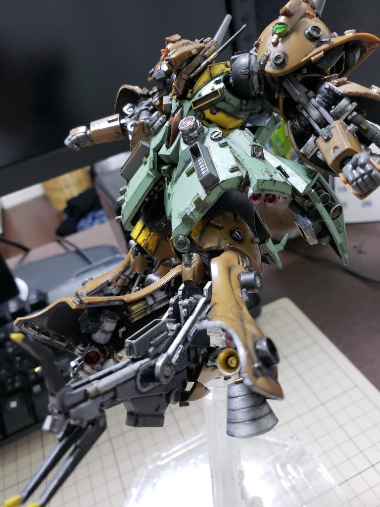 ↑脚部クロー展開。