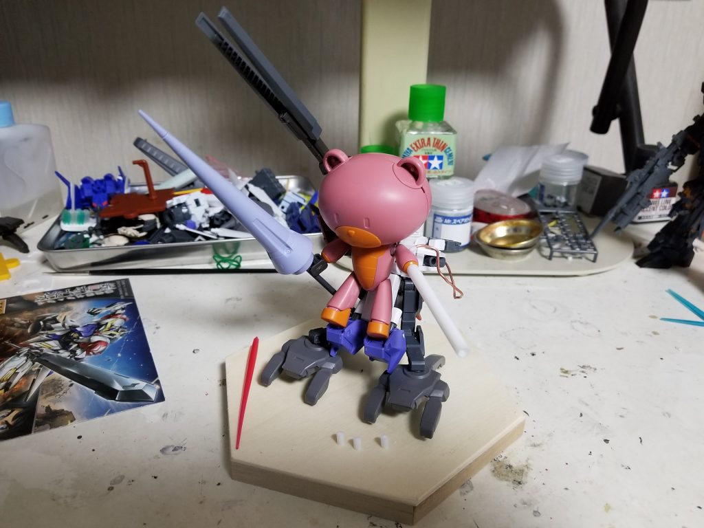 全部乗せしました( ^_^)／
バズーカ横はライトニングブースターmkⅡのライフルのサイドパーツからランスはジンクスから持ち手はバルバトスの武器収納用のジョイントから持ってきました。
左手はプラ棒でエネルギー砲の砲身として制作しています。